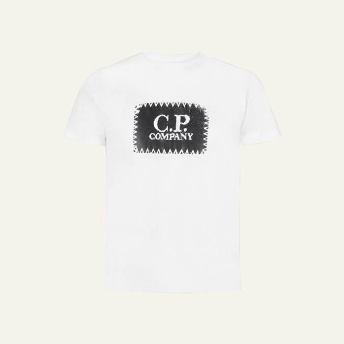 CP컴퍼니 콘트라스트 라벨 로고 티셔츠 화이트