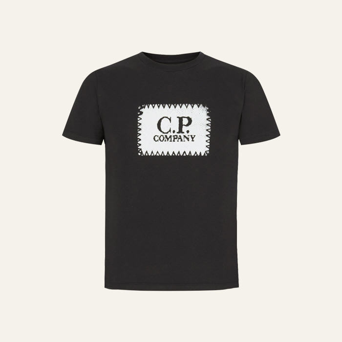CP컴퍼니 콘트라스트 라벨 로고 티셔츠 블랙